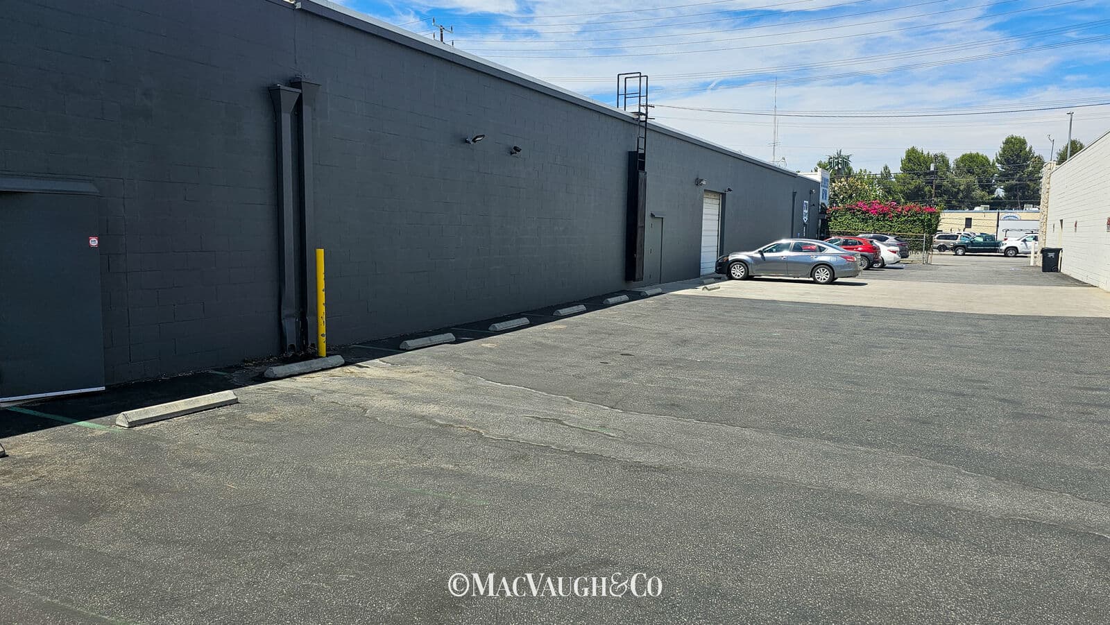 Building at 14724 Oxnard St
